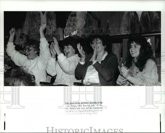 1988 Press Photo Rod Stewart Rock Fans - Historic Images