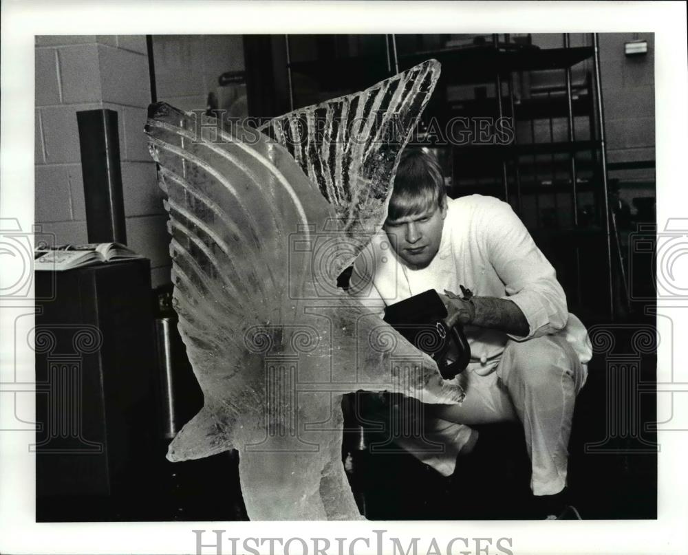 1987 Press Photo Michael Cochran chef at Clinic Inn cutting an ice sculpture - Historic Images