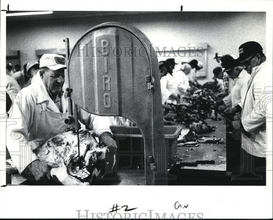 1991 Press Photo Henry Horst of West Salem uses a band saw to cut beef quarter - Historic Images