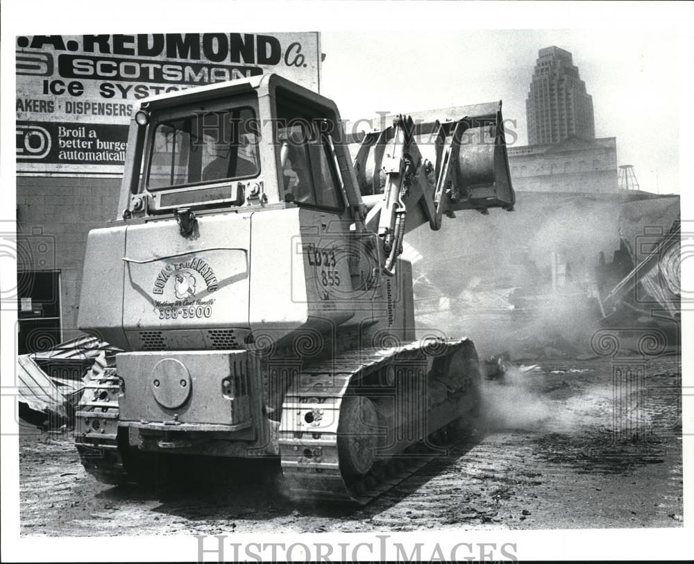 1987 Press Photo The buildings to be demolished by the bulldozers - Historic Images