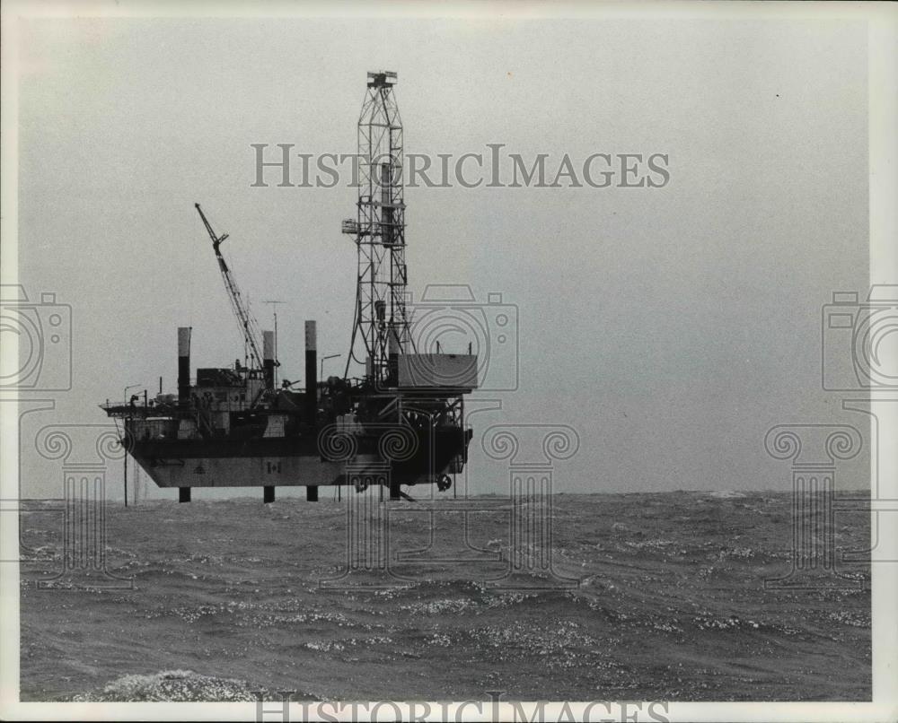 1977 Press Photo The vessel sets down for the oil drilling in the lake Erie - Historic Images