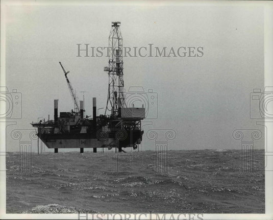 1977 Press Photo The vessel sets down for the oil drilling in the lake Erie - Historic Images