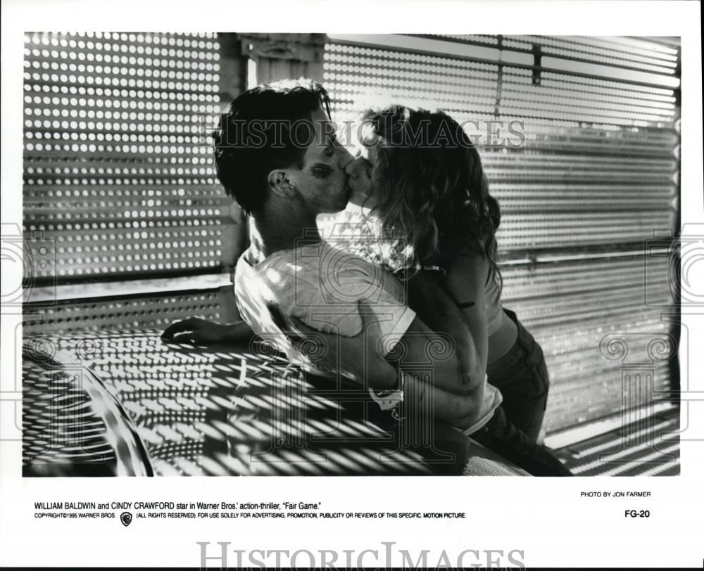 1995 Press Photo Cindy Crawford and William Baldwin star in Fair Game move film - Historic Images