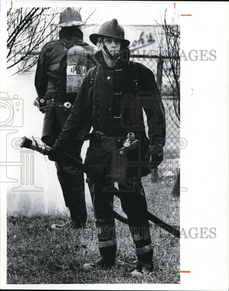 1977 Press Photo Fire cadet, Mark Holian as he prepares for some action - Historic Images