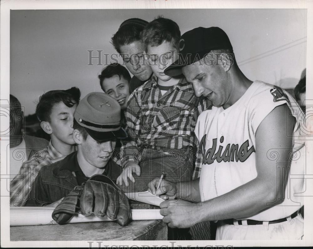 1952 Press Photo Al Rosen Gives Autographs - Historic Images