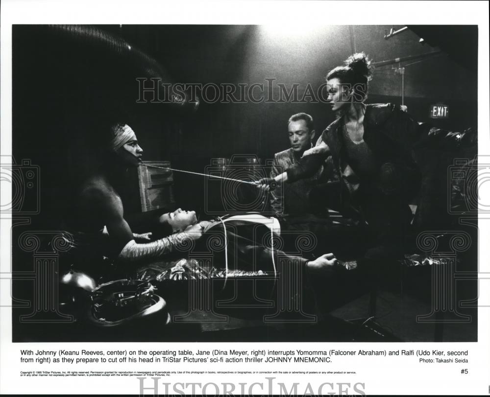 1995 Press Photo Keanu Reeves, Dina Meyer, in Johnny Mnemonic - cvp57279 - Historic Images