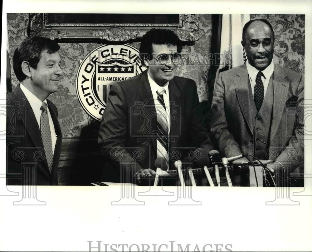1987 Press Photo Mayor George Voinovich &amp; Cleve Superintendent Al Tutela - Historic Images