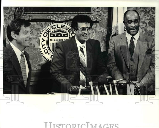 1987 Press Photo Mayor George Voinovich & Cleve Superintendent Al Tutela - Historic Images