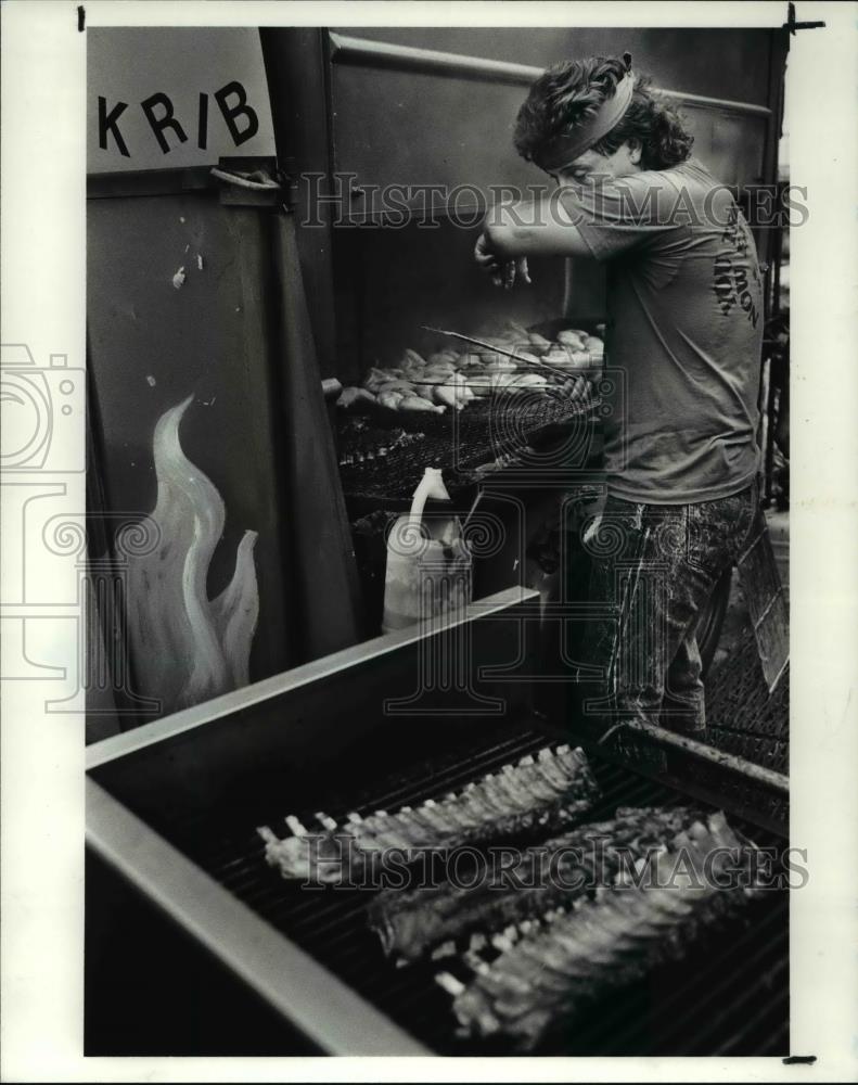 1988 Press Photo David Hyka, employee of Blazin Bill&#39;s Chikin N Rib Krib - Historic Images