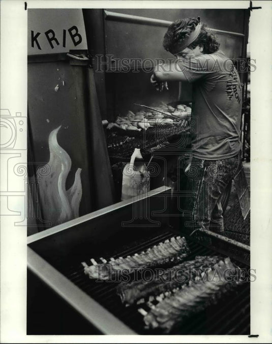 1988 Press Photo David Hyka, employee of Blazin Bill's Chikin N Rib Krib - Historic Images