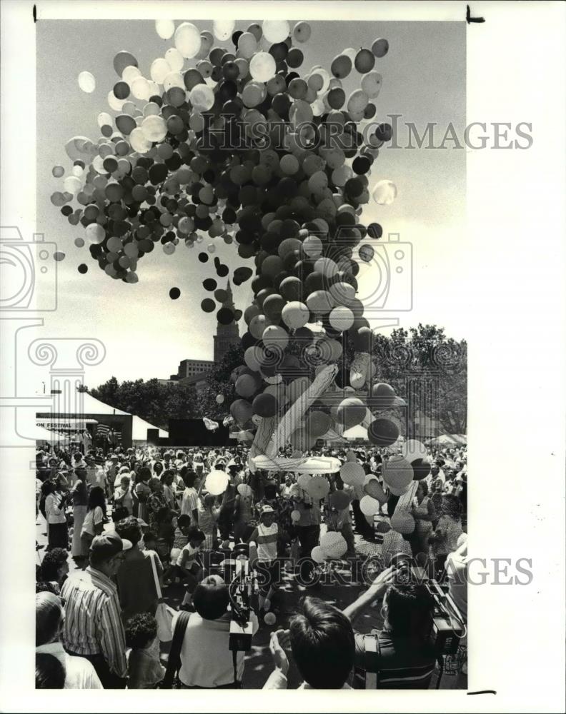 1987 Press Photo Balloons are let free at the All Nations Festival - Historic Images