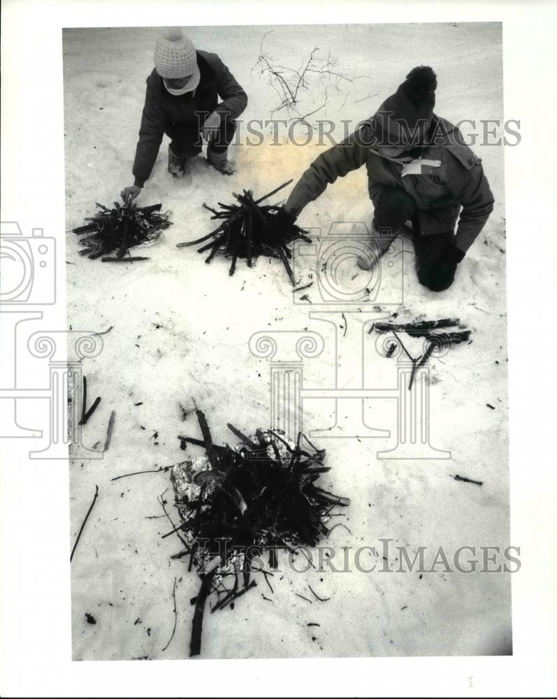 1985 Press Photo Donna Leffler &amp; Susan Boele add wood fire during winter camping - Historic Images