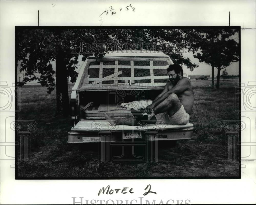 1991 Press Photo Pedro Figueroa turns his truck into a bedroom - Historic Images