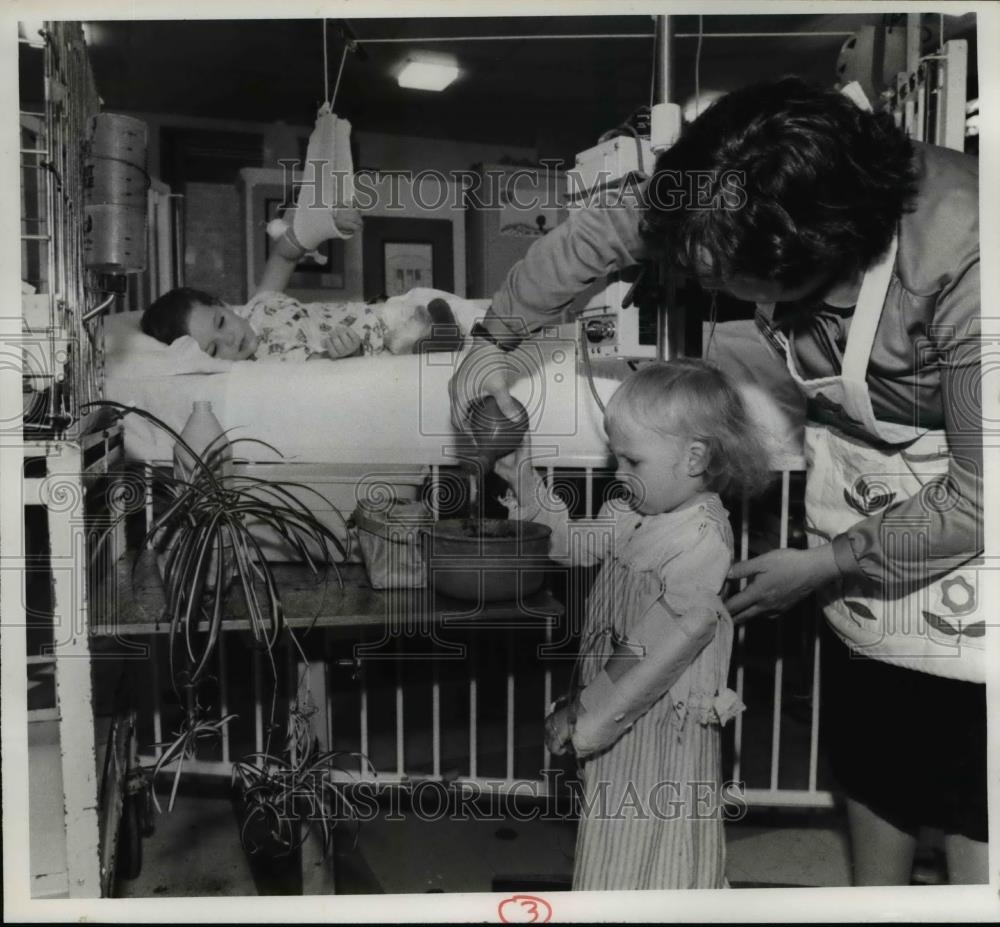 1982 Press Photo Tony Piekarski and Tommy Messer with Barbara Brose - Historic Images
