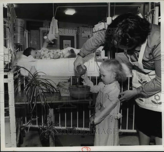 1982 Press Photo Tony Piekarski and Tommy Messer with Barbara Brose - Historic Images