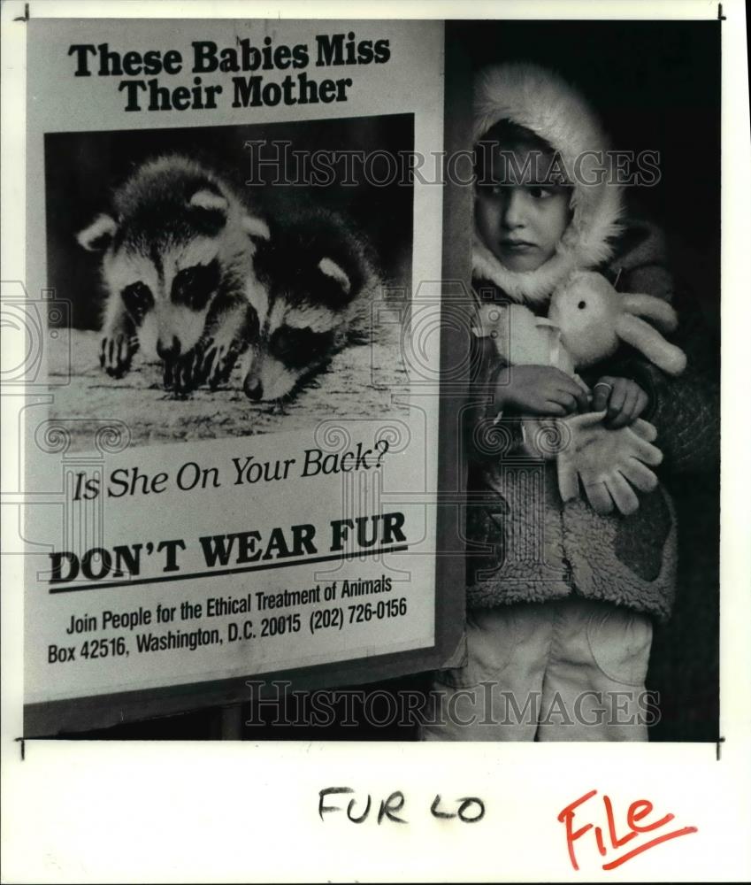 1990 Press Photo Janine Robb Age 5 at Anti Fur Protesting at Higbees - Historic Images