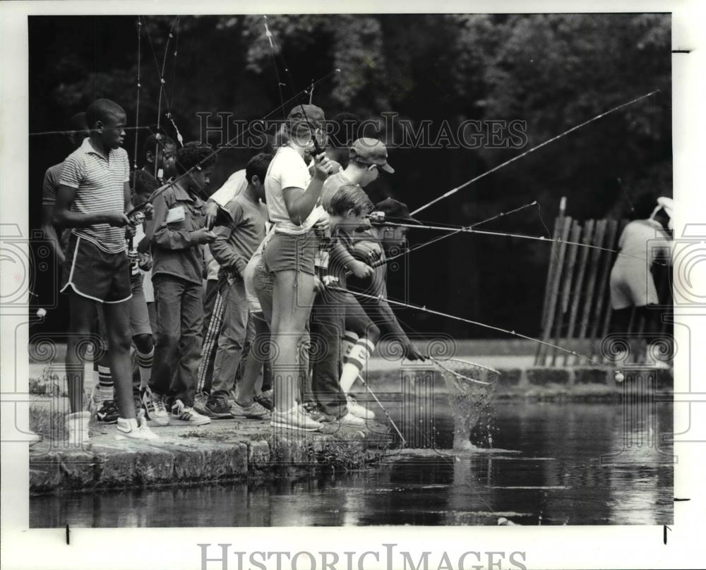 1986 Press Photo Kids competing in fishing derby at Rockefeller Park lagoon - Historic Images