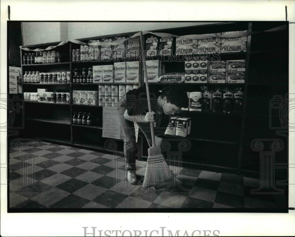 1989 Press Photo Terri Burgess sweeps up at the Good Groceries food co-op - Historic Images