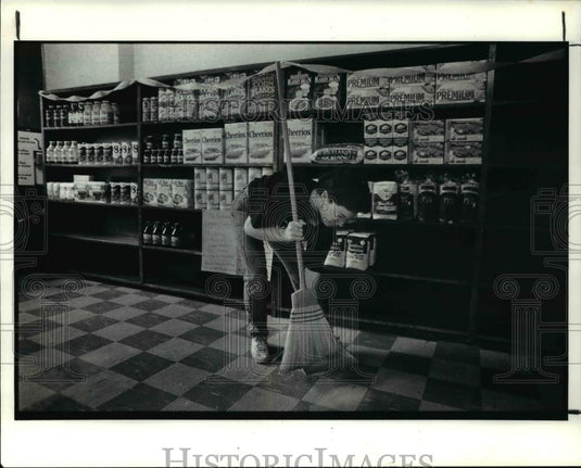 1989 Press Photo Terri Burgess sweeps up at the Good Groceries food co-op - Historic Images