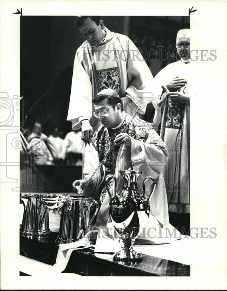 1985 Press Photo Blessing of oils, St John Cathedral, Bishop Pilla - Historic Images