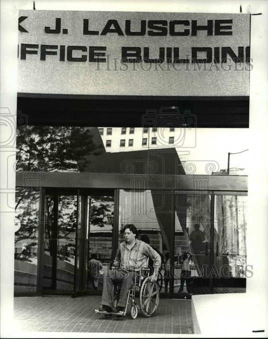 1987 Press Photo Al Lubrano spend the day with his wheelchair - Historic Images