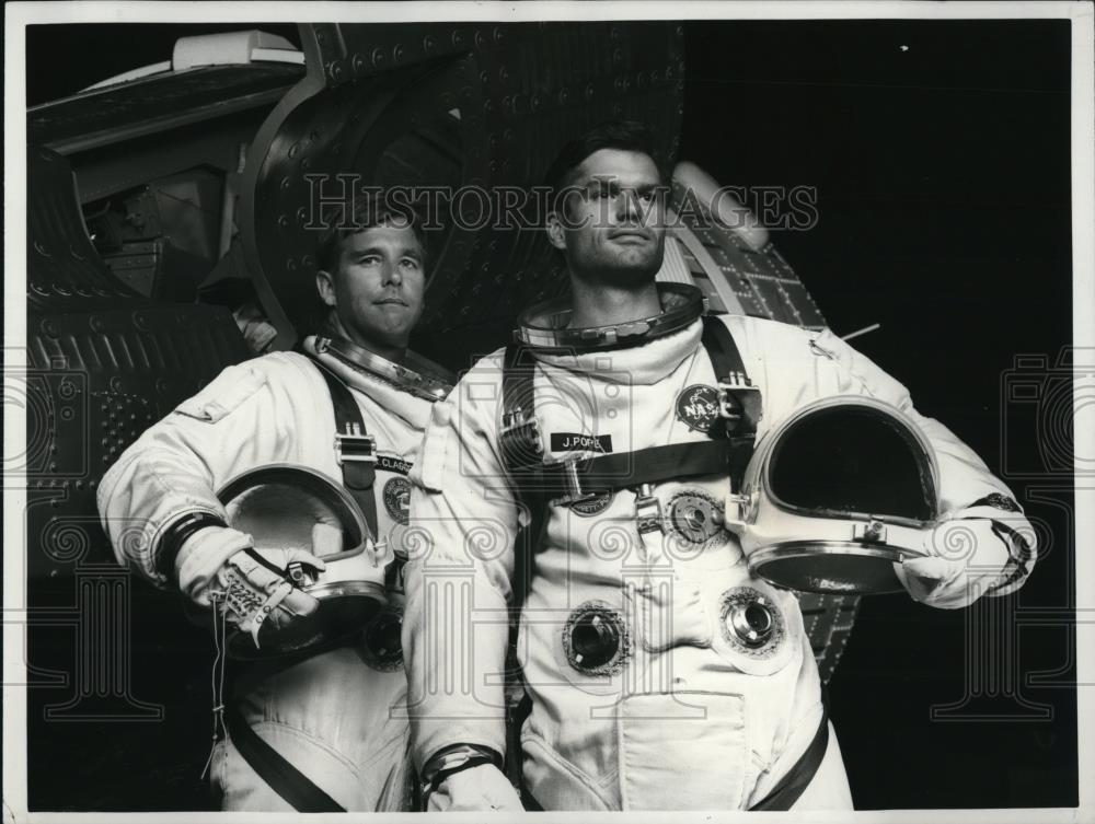 1985 Press Photo Beau Bridges &amp; Harry Hamlin in Space - cvp51052 - Historic Images