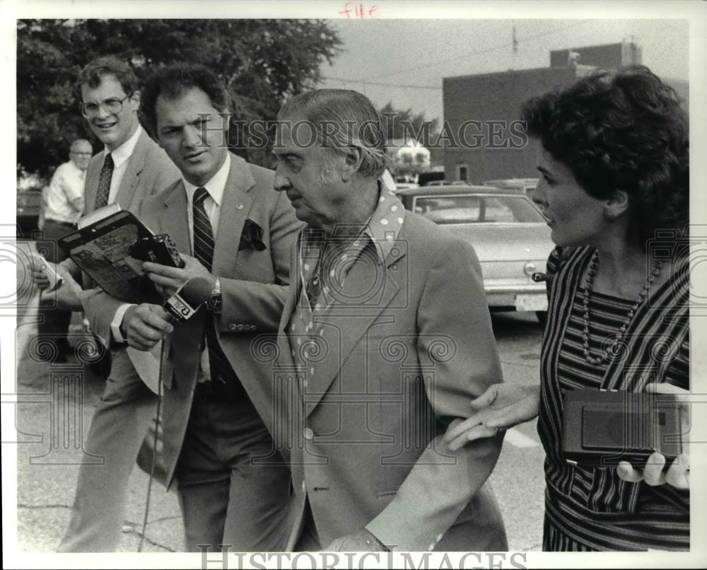 1983 Press Photo Frankie Yankovic, leaving Euclid Municipal Court - Historic Images