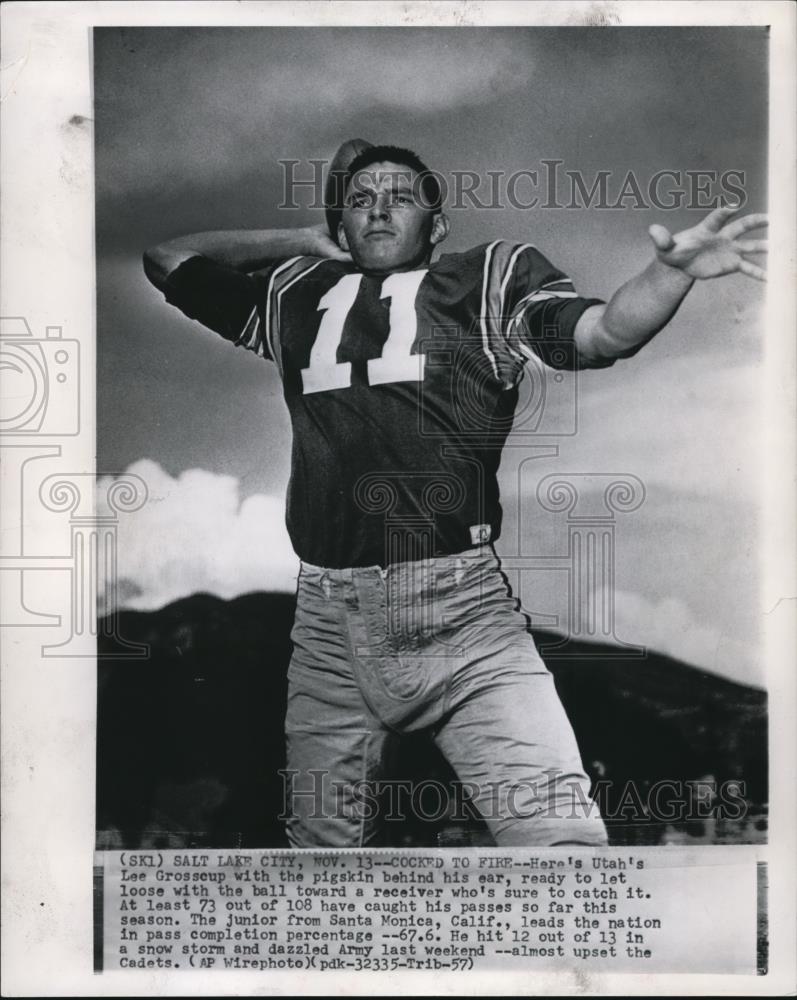 1957 Press Photo Utah Quarterback Lee Grosseup Lets Ball Fly To Receiver - Historic Images