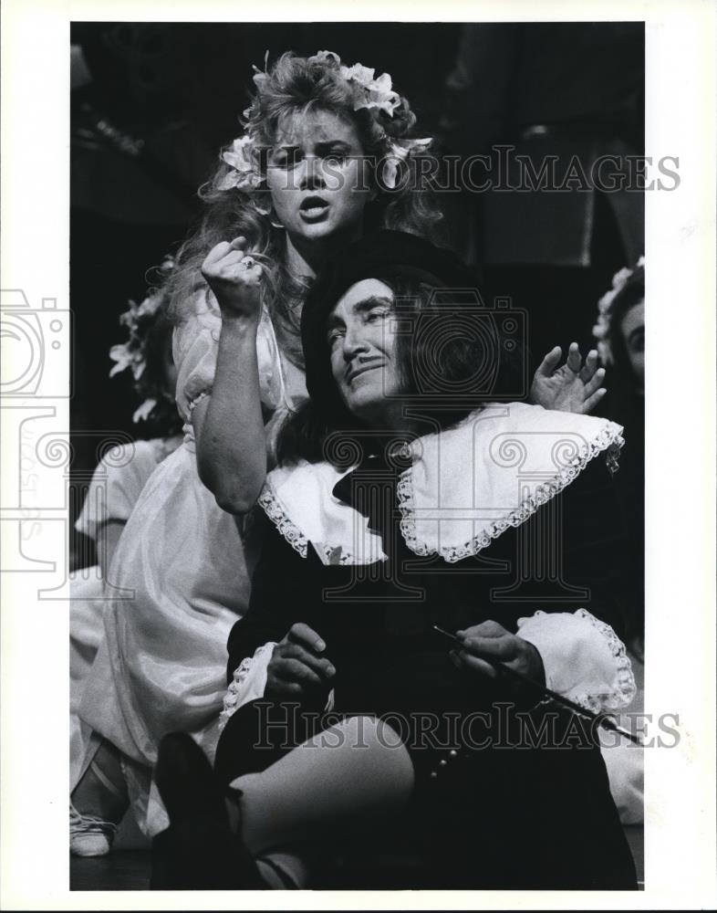 1991 Press Photo The Reginald Bunthome basks in the devotion of Lady Angela - Historic Images