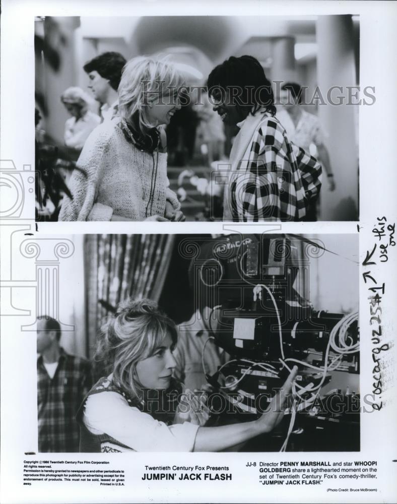 1986 Press Photo Director Penny Marshall Whoopi Goldberg Jumpin&#39; Jack Flash - Historic Images