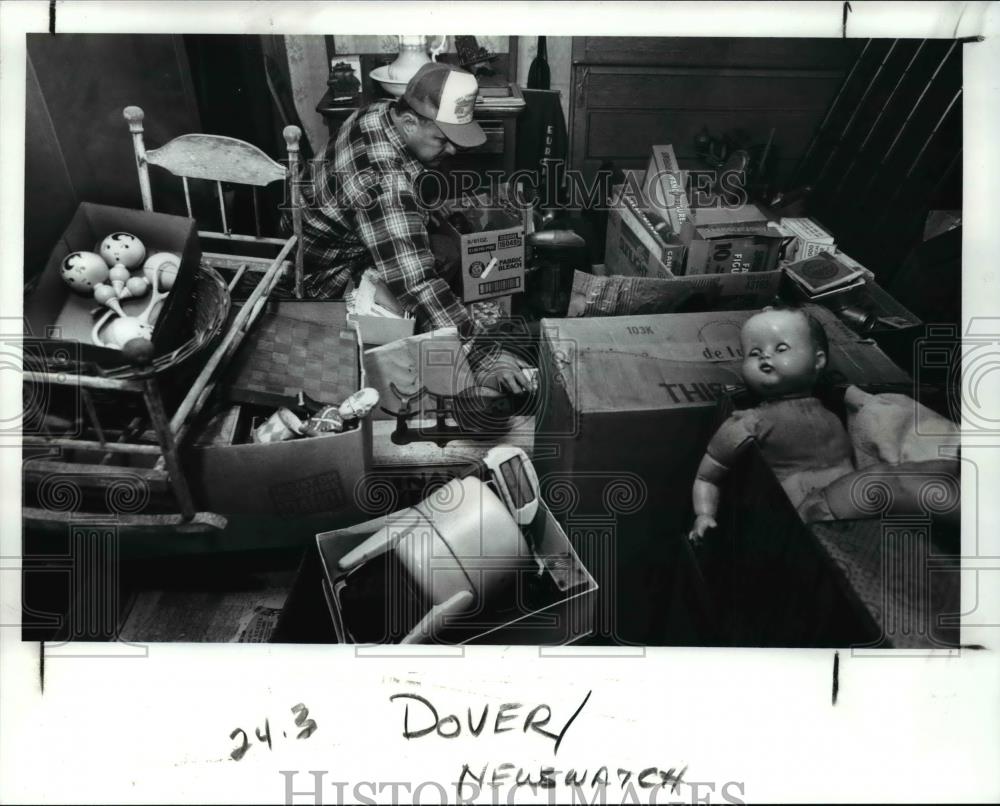 1989 Press Photo Auctioneer, Don Wallick with the used boxes - Historic Images