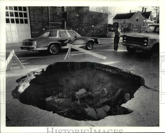 1990 Press Photo The chuckhole repairs at the Akil Shakur - Historic Images