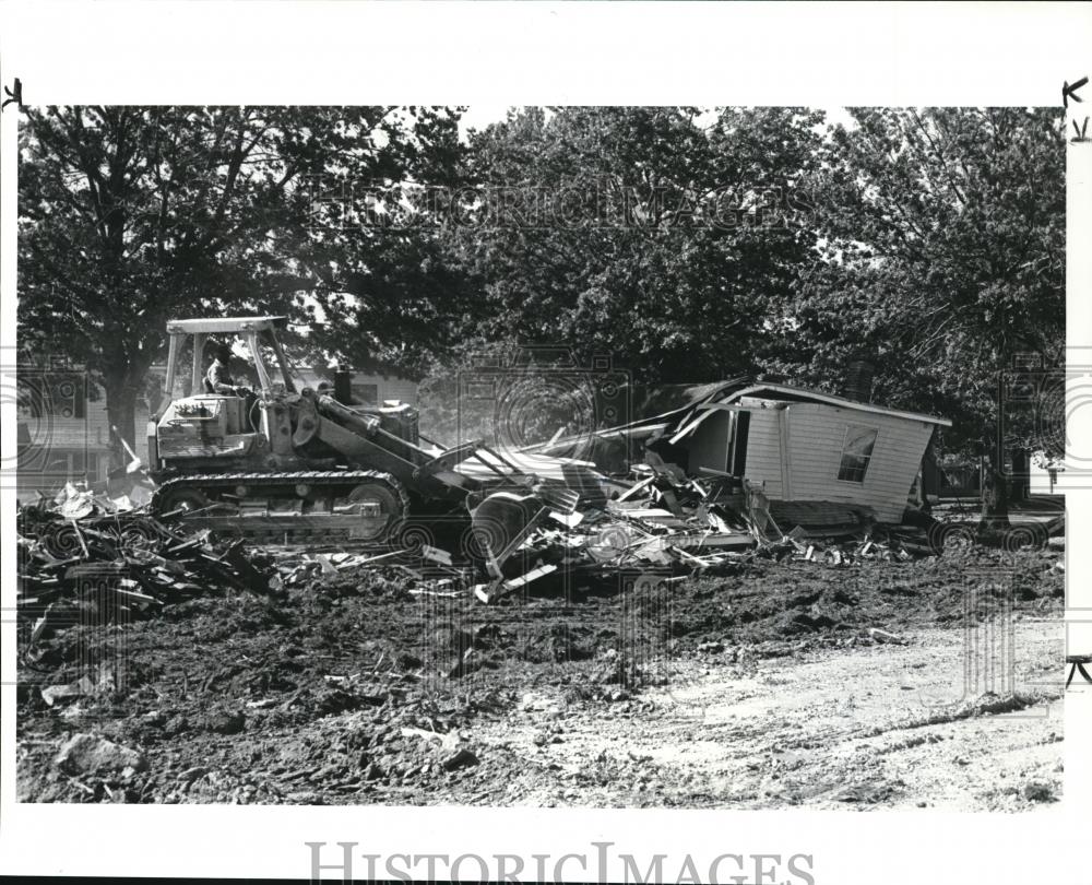 1986 Press Photo Housing complex was demolished to give way to a new structure - Historic Images