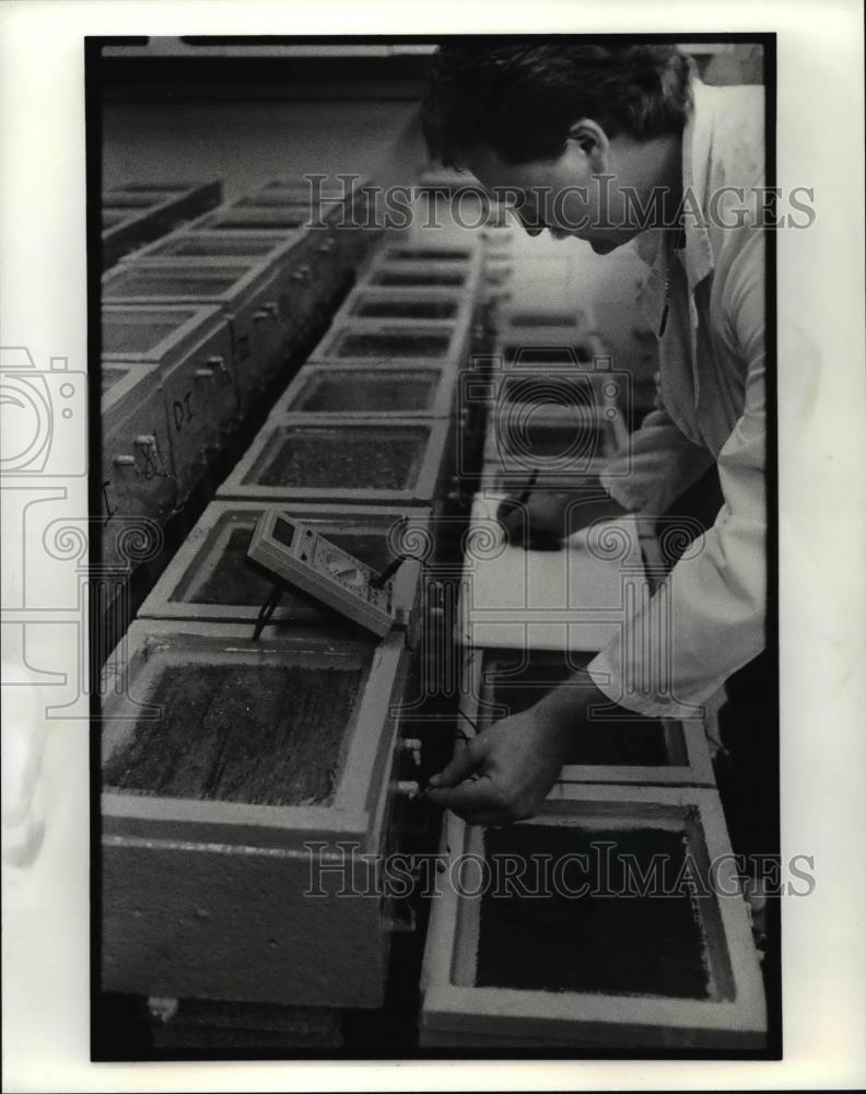 1991 Press Photo Jesse Osborne Lab technician at Master Builders Inc - Historic Images