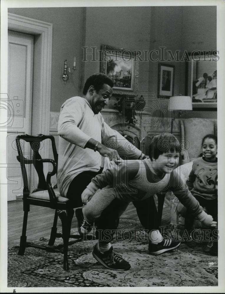 1985 Press Photo Bill Cosby Keshia Knight Pulliam Peter Costa on The Cosby Show - Historic Images