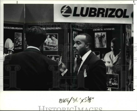 1990 Press Photo Mahesh Gupta & Walt Laurel at Greater Cleveland Job Expo - Historic Images