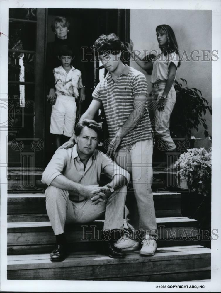 1985 Press Photo Martin Sheen Matthew Laborteaux Melinda Dillon and Luke Haas - Historic Images