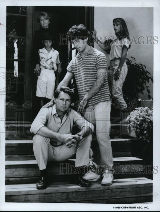 1985 Press Photo Martin Sheen Matthew Laborteaux Melinda Dillon and Luke Haas - Historic Images