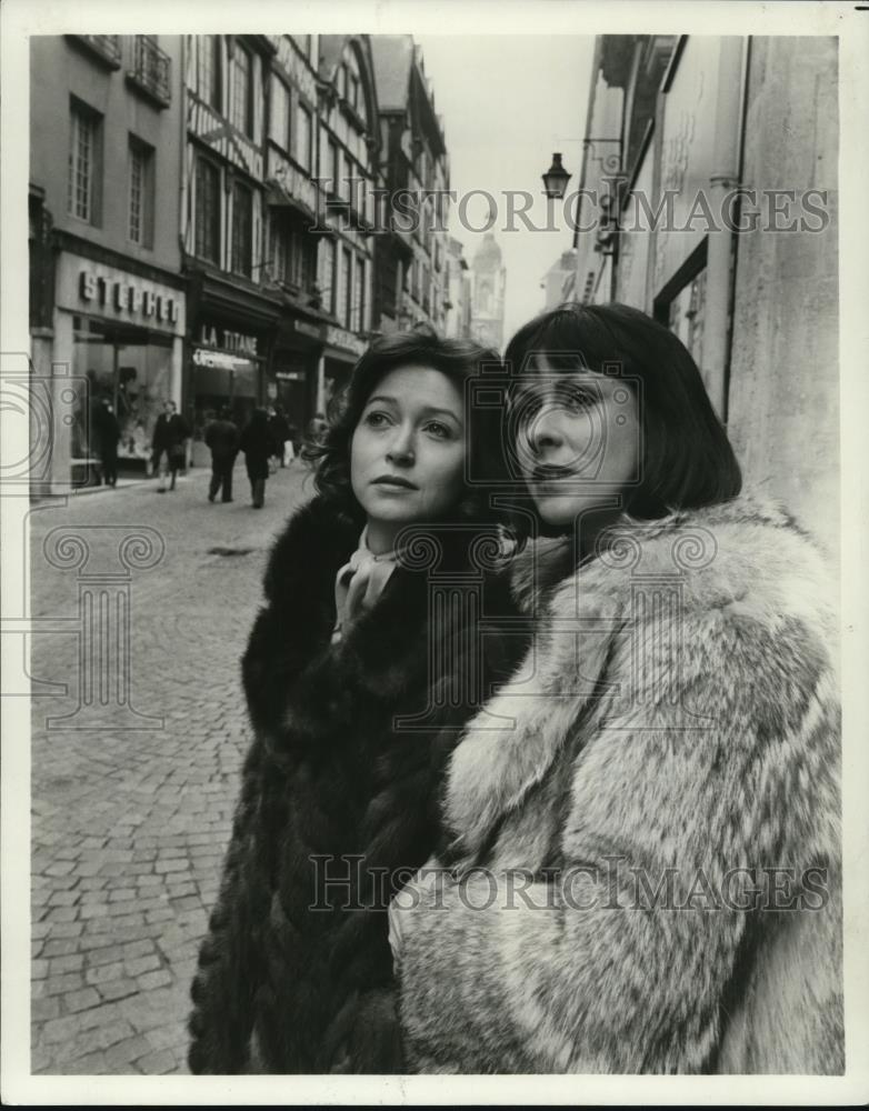 1985 Press Photo Cherlie Lunghi, Carmen Du Sautoy in Praying Mantis - cvp51789 - Historic Images