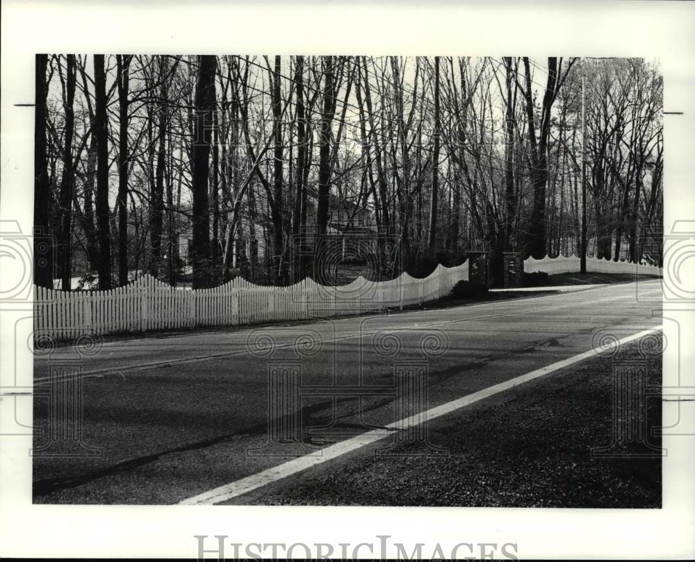 1986 Press Photo Fences at River Rd Gate Mills - Historic Images