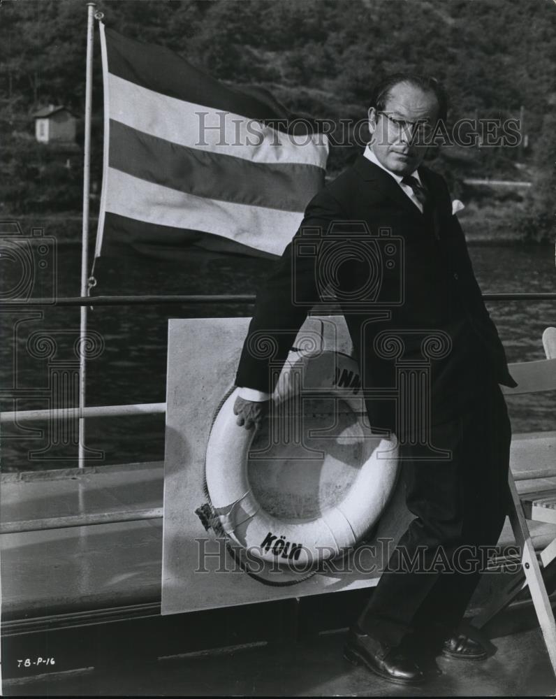 1969 Press Photo Aubrey Morris stars in If This is Tuesday This Must Be Belgium - Historic Images