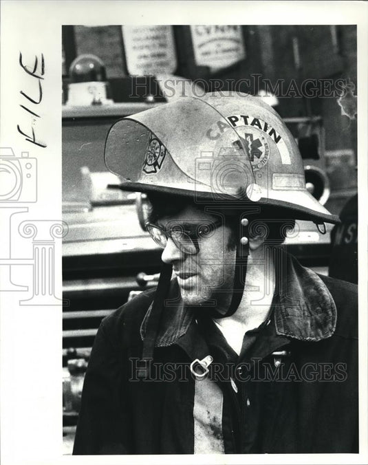 1985 Press Photo Fireman, Captaion Giles Seith during the Mantua fire - Historic Images