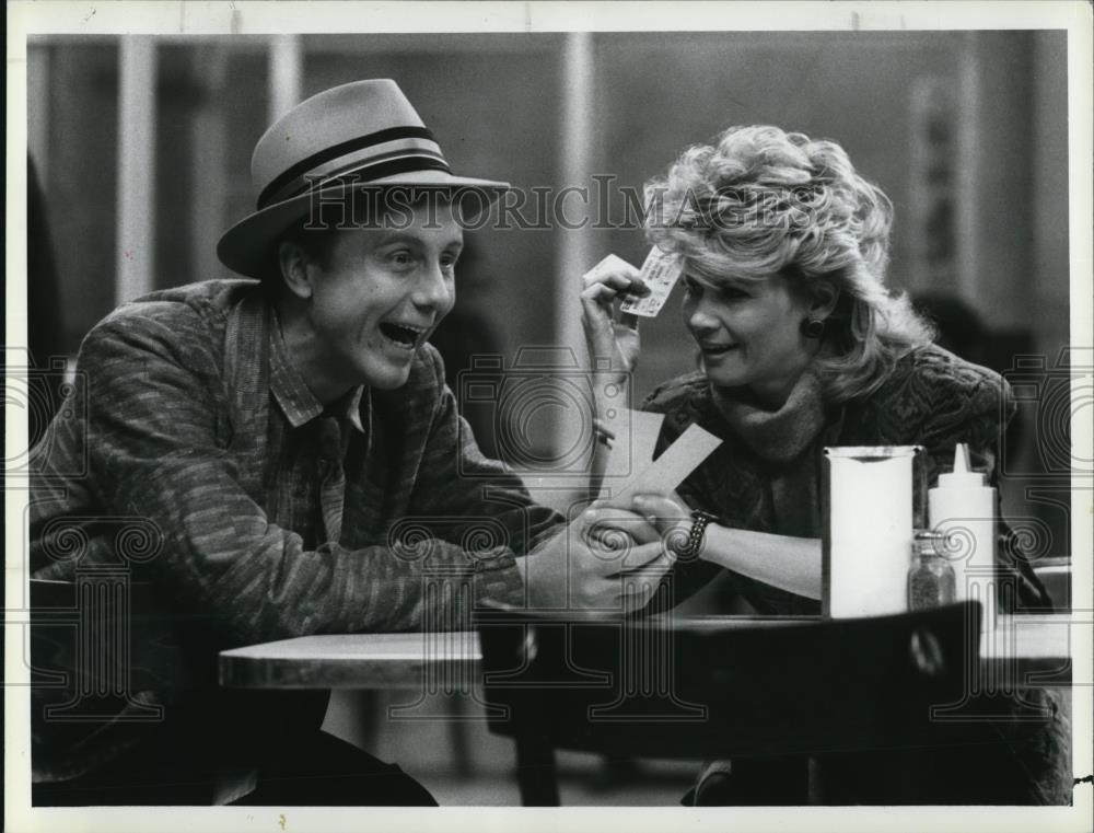 1986 Press Photo Markie Post and Harry Anderson on Night Court - Historic Images