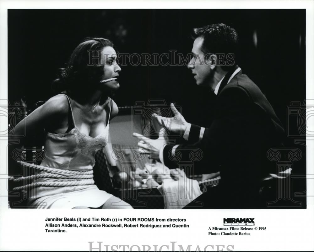 1995 Press Photo Jennifer Beals and Tim Roth in Four Rooms - Historic Images