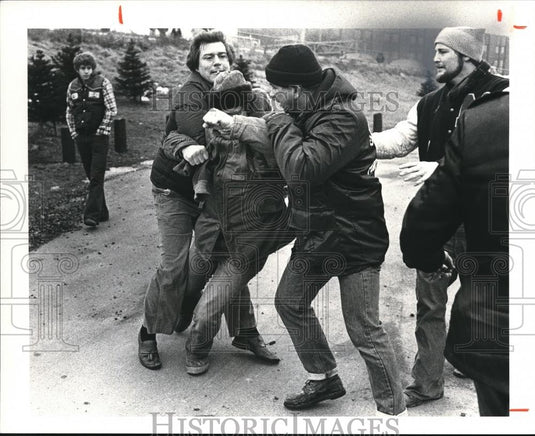 1981 Press Photo Father of Patrick A.Amorso uncontroled after Son drowned - Historic Images