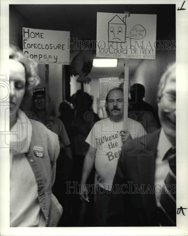 1984 Press Photo People from Cl Council of unemployed picket Household finance - Historic Images