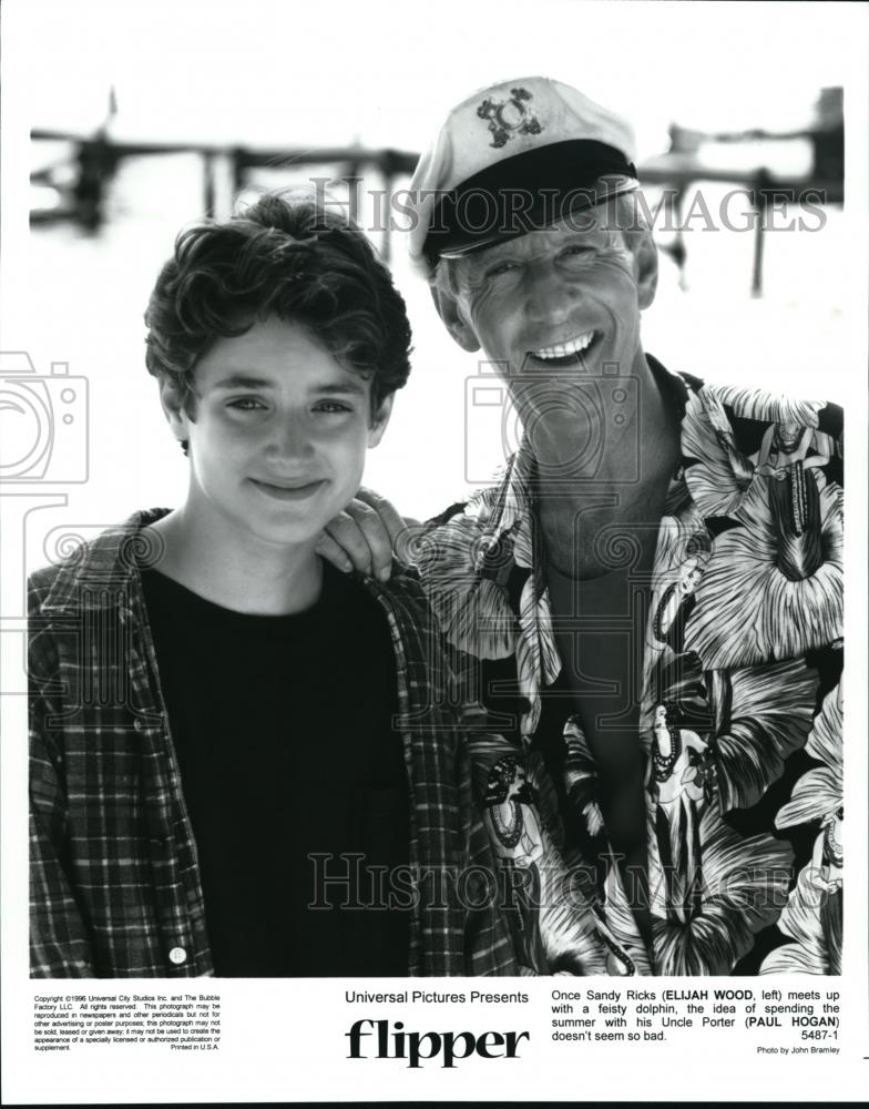 1996 Press Photo Elijah Wood, Paul Hogan in Flipper - Historic Images