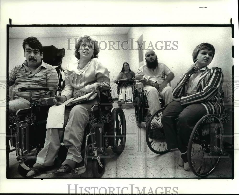 1985 Press Photo A group of disabled people listen to Robert Robe - Historic Images