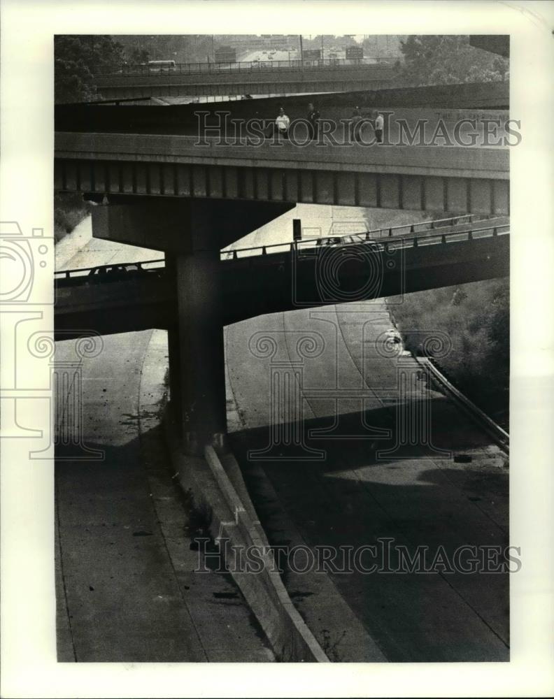 1987 Press Photo Highways and Streets, Police and spectators stand on location - Historic Images