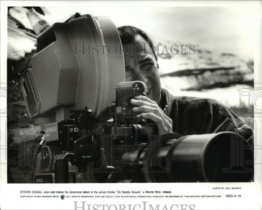 1995 Press Photo Steven Seagal in "On Deadly Ground" - Historic Images
